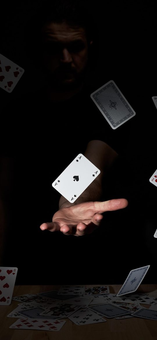 德州扑克游戏 App 术语词典界面，列表展示中英文对照的扑克术语词条，每条下方有简短中文释义，顶部有搜索框